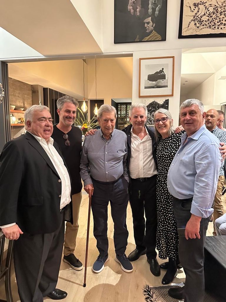 Mario Vargas Llosa hace 15 días celebrando su cumpleaños
