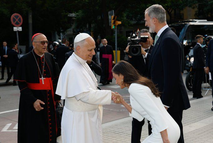 Los Reyes Felipe VI y Letizia con el papa León XIV en la Sagrada Familia