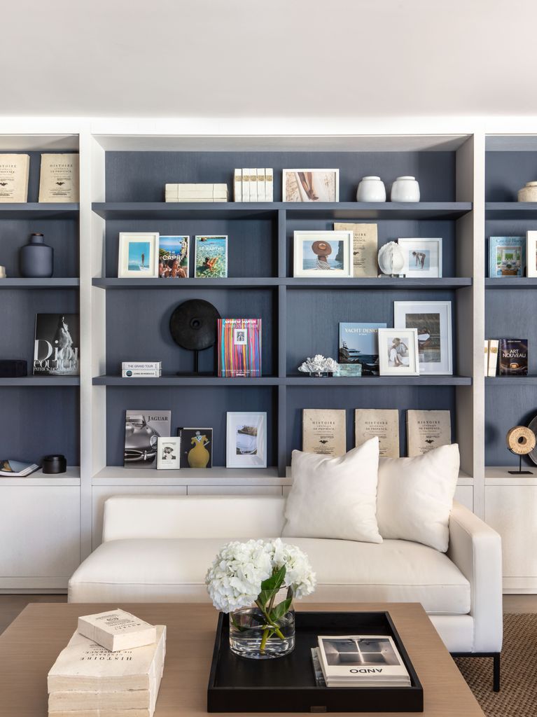 Salón con sofá blanco
