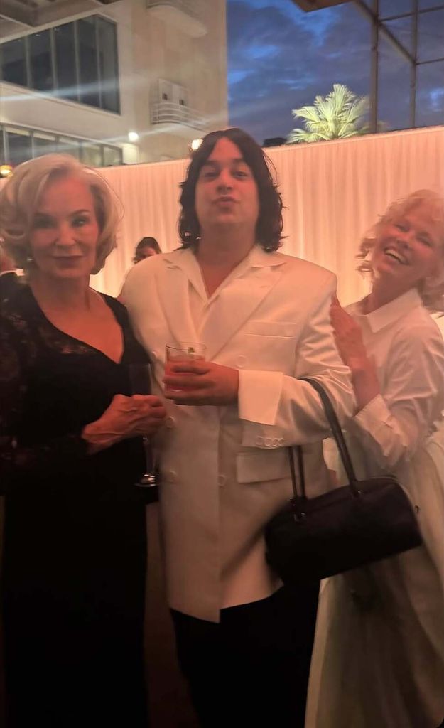 Carlos González muy bien escoltado de Jessica Lange y Pamela Anderson