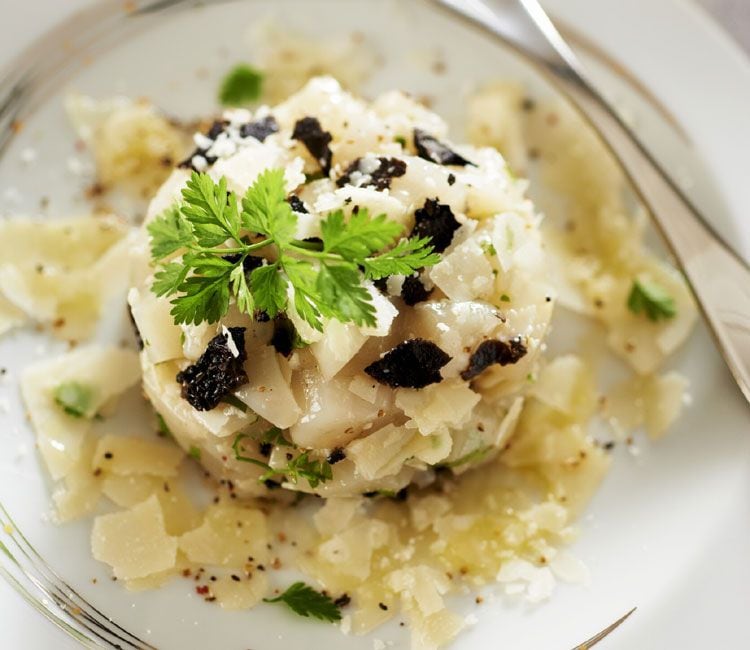 Tartar de vieiras con trufa negra y parmesano