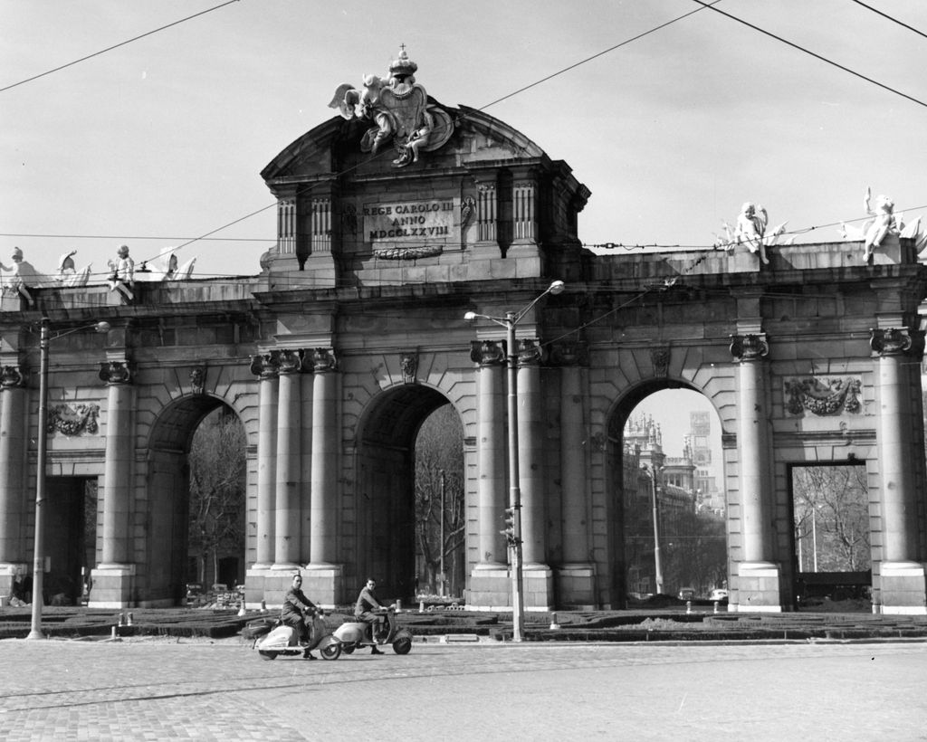 Vista de la Puerta de Alcalá en Madrid hacia 1950, cuando aún circulaba el tranvía: en la imagen se aprecian las vías que hoy han vuelto a salir a la luz tras ser desenterradas bajo el asfalto