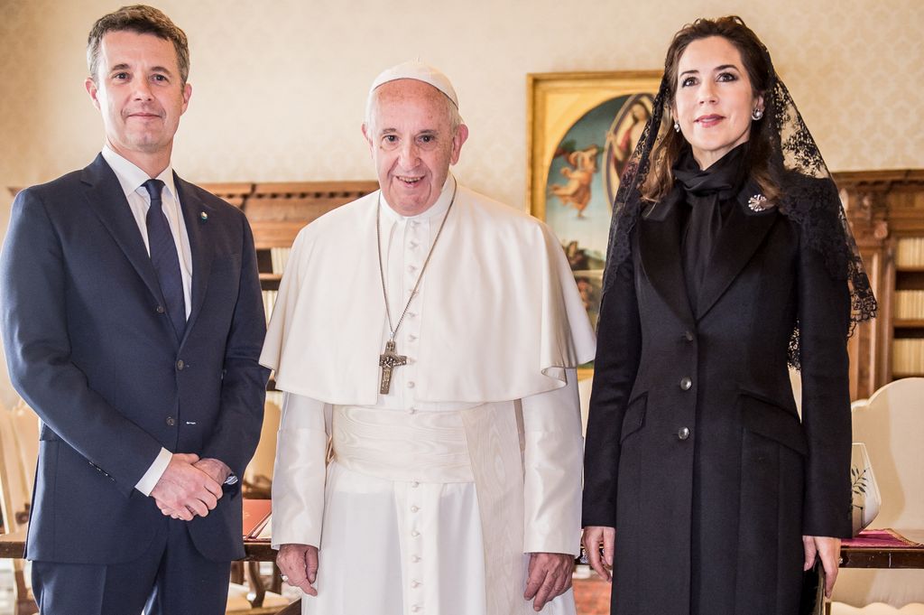 Federico de Dinamarca y Mary de Dinamarca en una audiencia con el Papa en el Vaticano en 2018