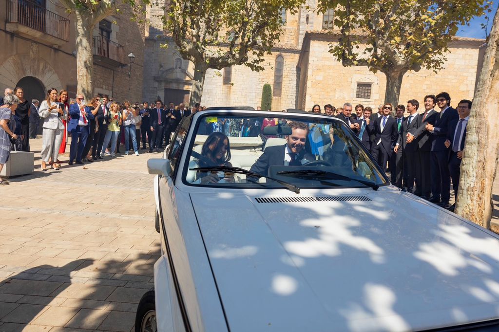 Los recién casados, en el coche nupcial