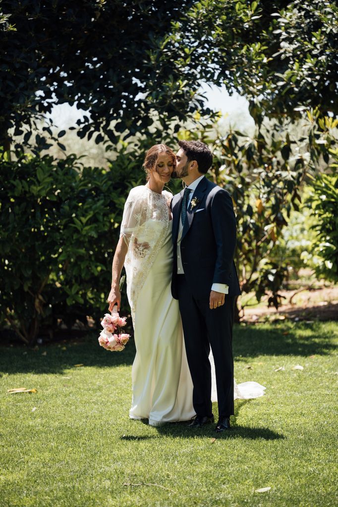 Vestido de novia de Helena Mareque con capa de encaje
