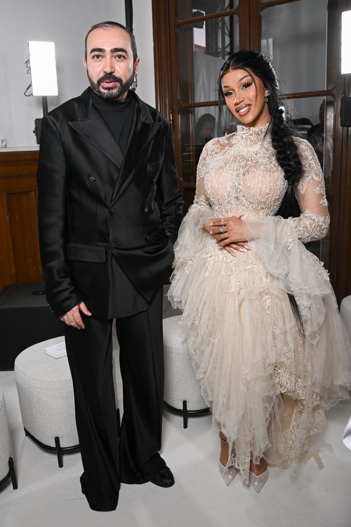 Cardi B con Mohammed Ashi, director de Ashi Studio durante su desfile en París