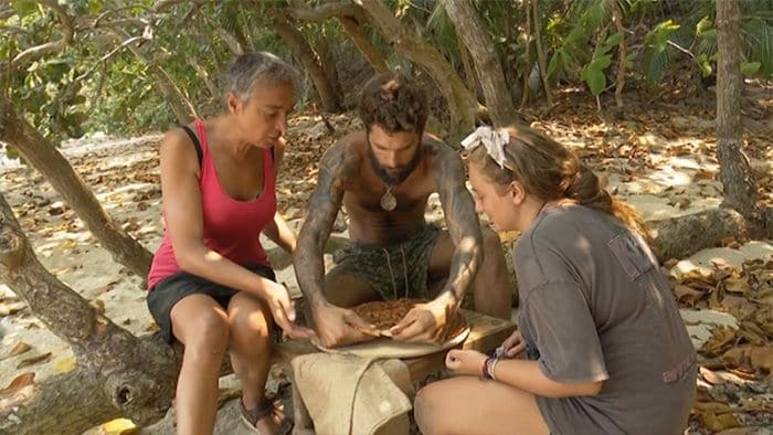 Ana María Aldón, Barranco y Rocío Flores compartiendo una pizza en Supervivientes
