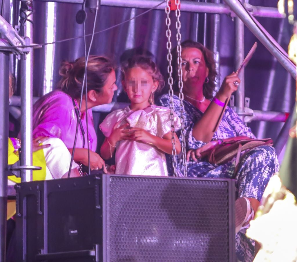 Toñi Moreno con su hija Lola en el concierto de María del Monte en Málaga, 23 de agosto de 2024