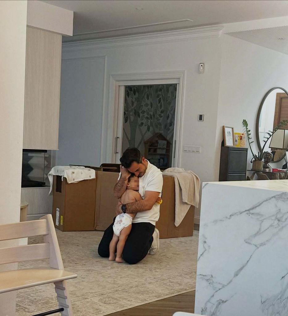 Padre e hijo abrazados durante el duelo