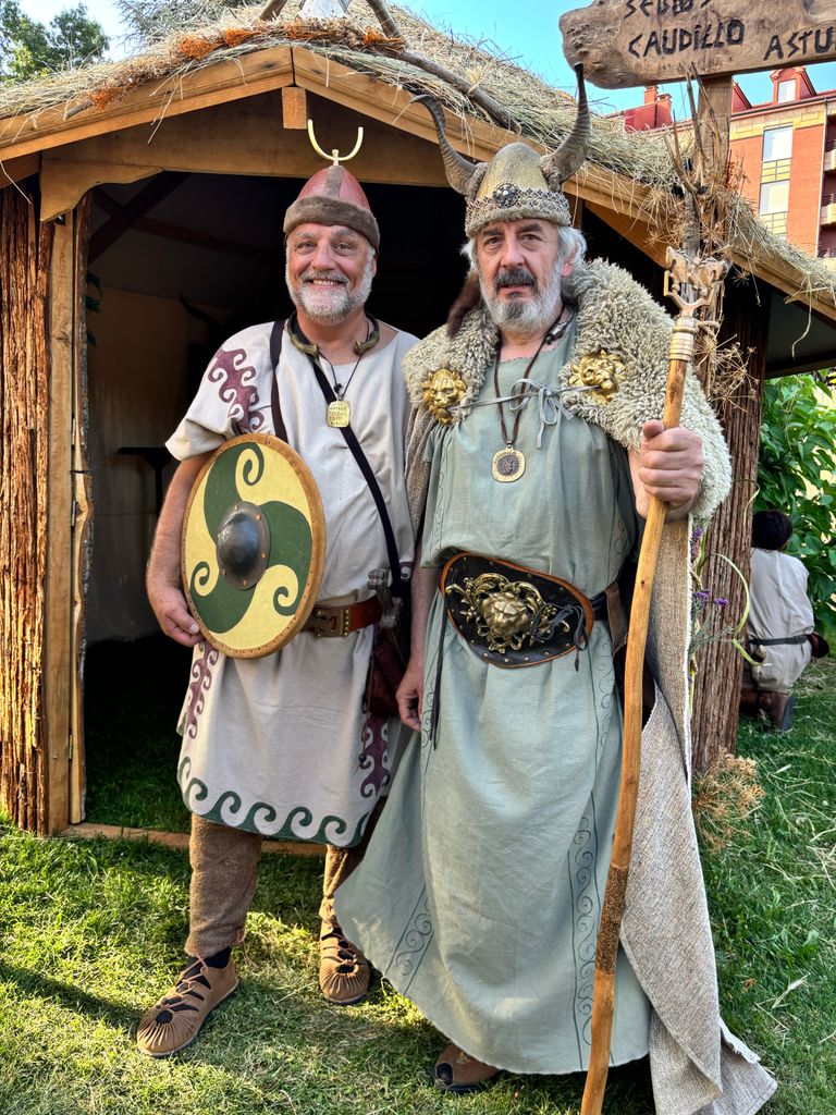 Sebius, el Caudillo astur, representado por Eusebio García Martínez (Sebi), y Antero, su inseparable ayudante, Astorga, León