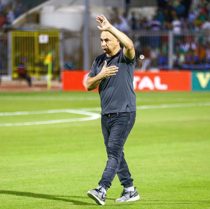 El entrenador de fútbol Hossam Hassan en un partido