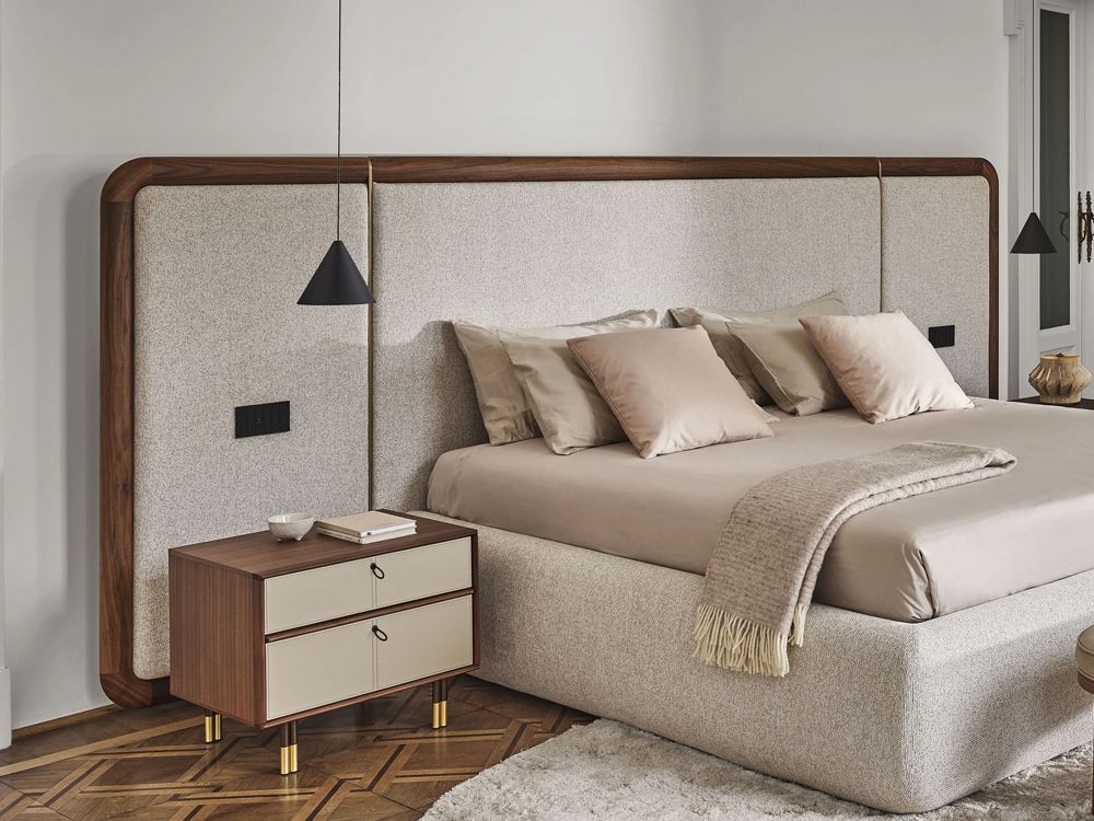 Dormitorio con cabecero XL de madera y tapicería neutra