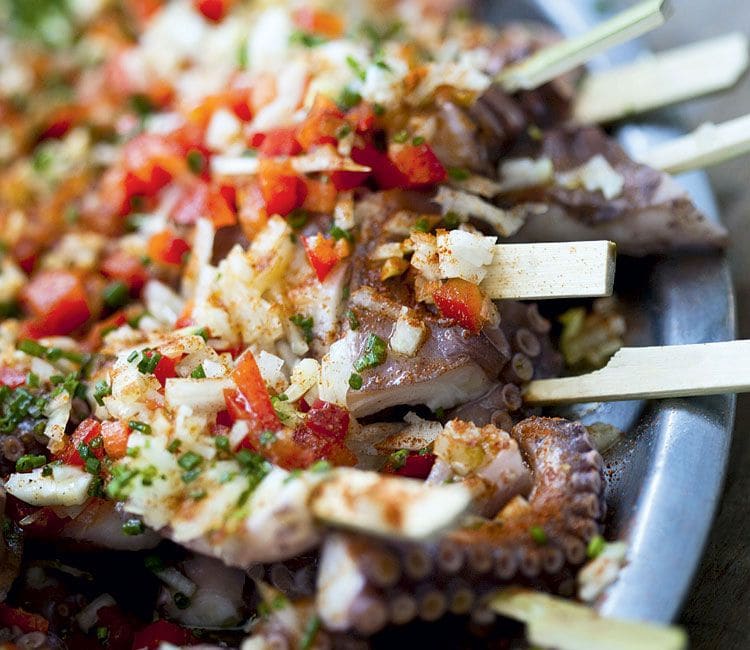 Brochetas de pulpo con ensalada de pimiento y cebolla
