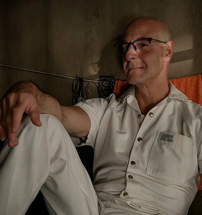 Stanley Tucci tiene un papel muy importante en esta serie británica producida por BBC y Netflix