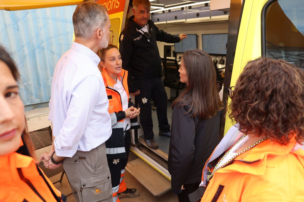 Reyes hablando con responsables de la UME y bomberos de las zonas afectadas