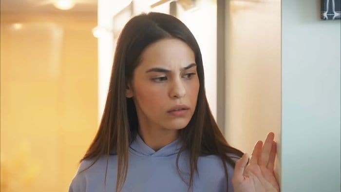 'Hermanos': Elif escucha la conversación en la que Berk le pide a Ayla que la eche de su casa
