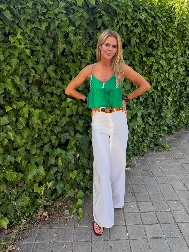 Amelia Bono con los pantalones que estilizan y alargan las piernas.
