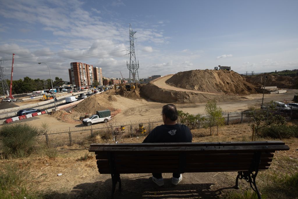 La arena y tierra retirada durante las obras servirá para levantar las colinas artificiales que darán forma al nuevo paisaje