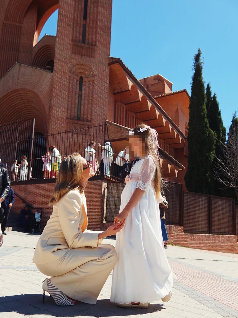 Carla Pereyra, muy cariñosa con su hija Francesa en su comunión.