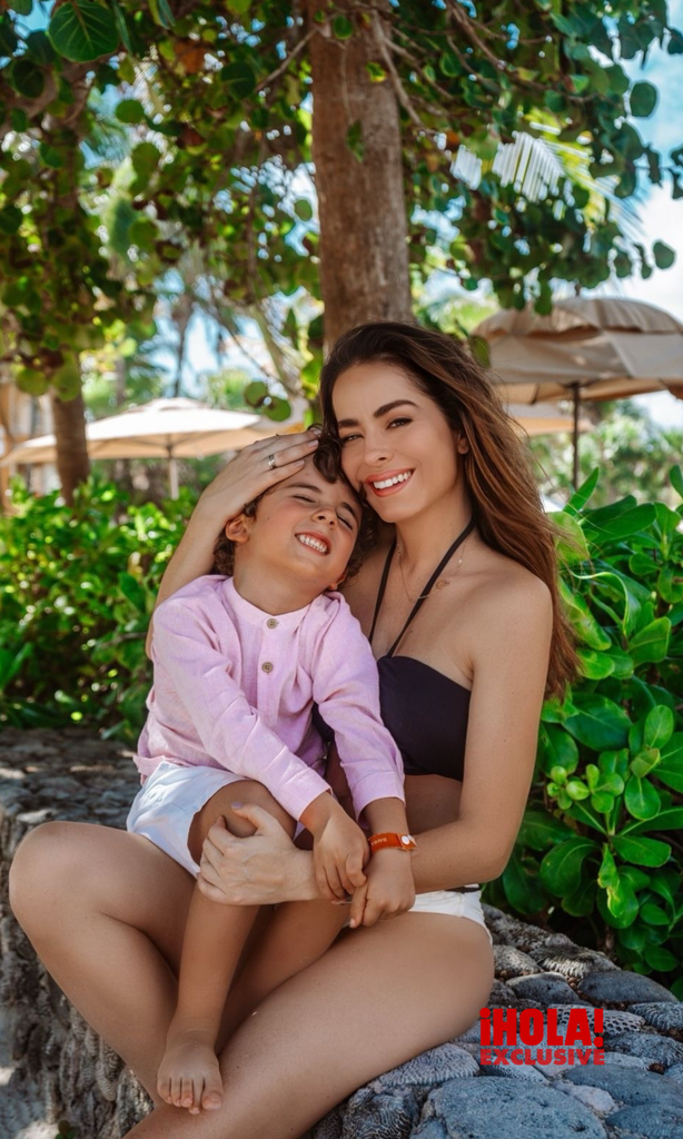 Danna García con Dante.