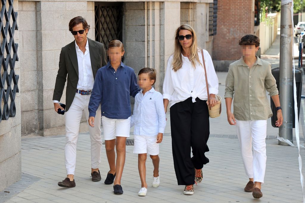 Carla Goyanes, su marido y sus hijos llegando a la misa funeral en memoria de Caritina Goyanes, el 26 de agosto de 2026, en Madrid