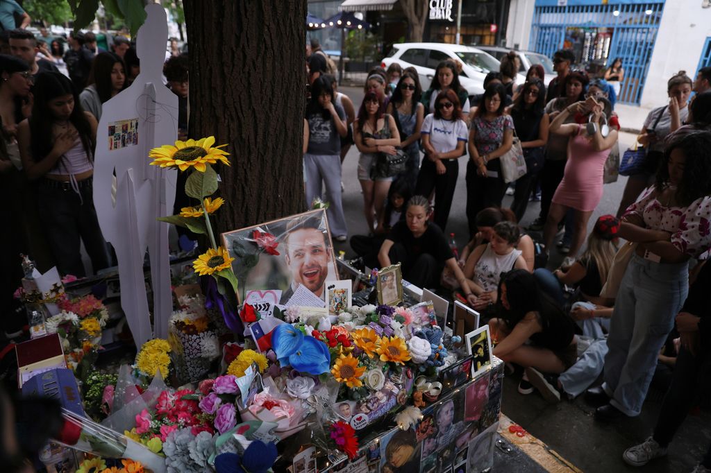 Los fans de Liam Payne mantiienen vivo su recuerdo con un memorial a las afueras del hotel en el que perdió la vida