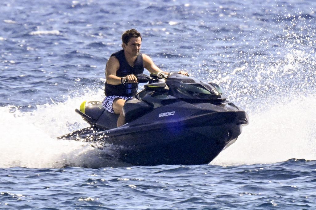 Charles pasó parte del día relajándose en el yate antes de salir a recorrer el mar en una moto de agua y regresar para reunirse con Alexandra y Leo.