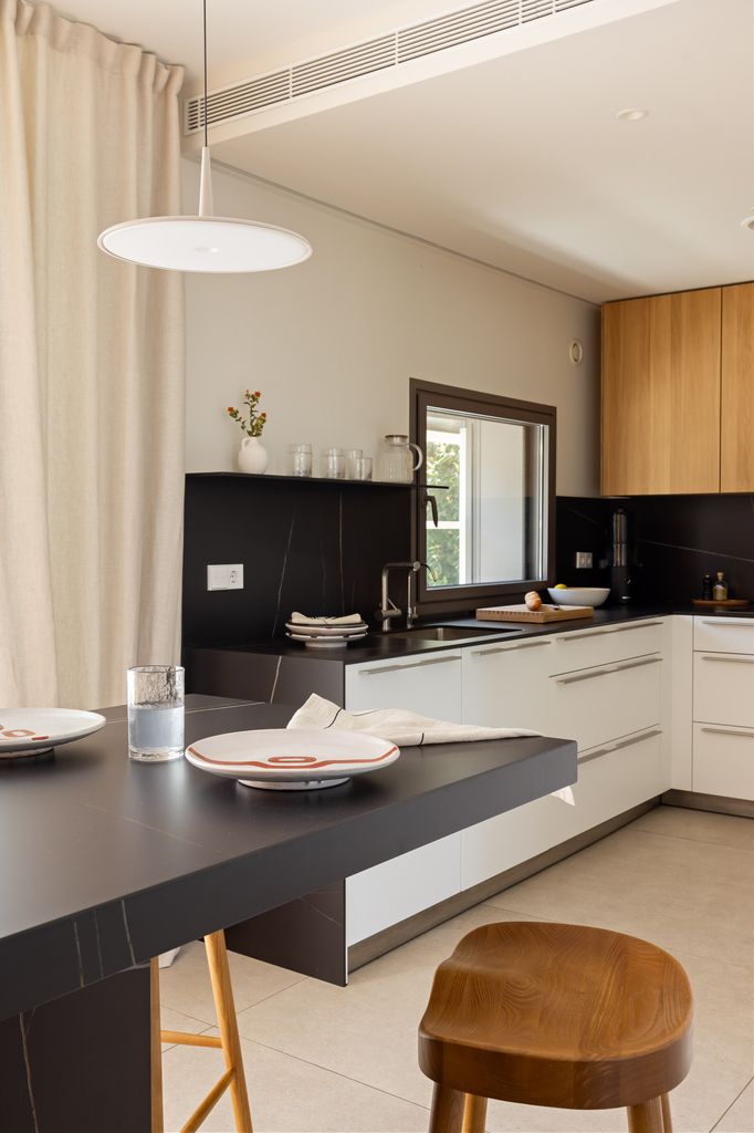 Las limitaciones de espacio pueden hacer que una cocina no sea funcional, por eso esta es ampliada por Cláudia de Sousa, así resulta práctica y todo se organiza con sentido