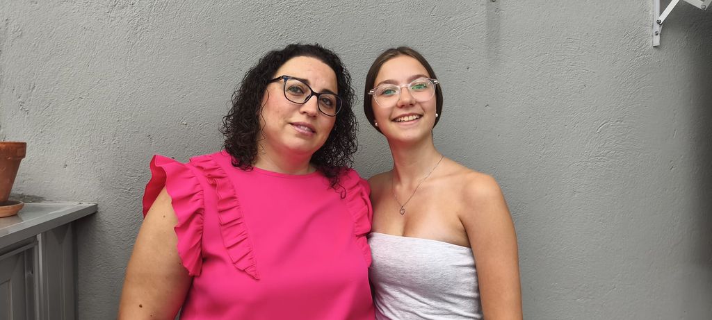 Yolanda García, con su hija Andrea, que tiene artrosis idiopática juvenil