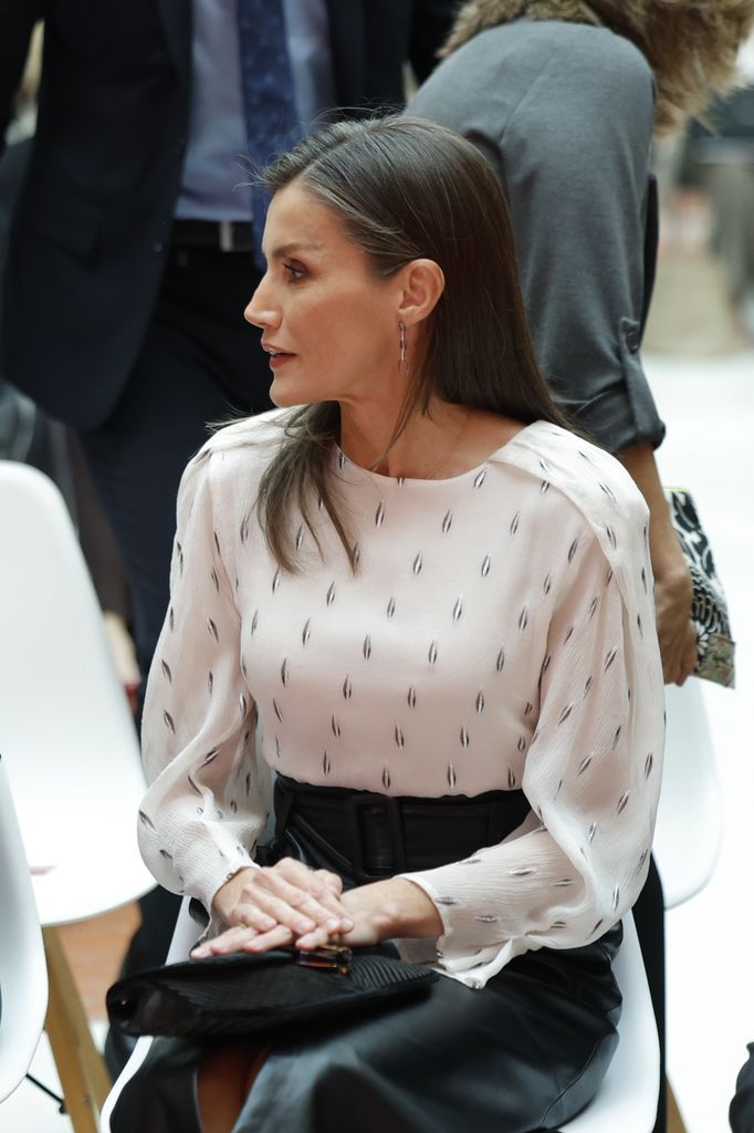 La reina Letizia estrena una blusa metálica EN EL PREMIO "El Barco de Vapor" and "Gran Angular" 