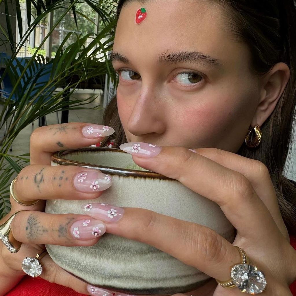 Anillo hailey baldwin 2025