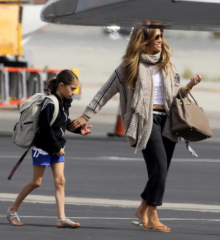 Jennifer López en el aeropuerto con sus hijos