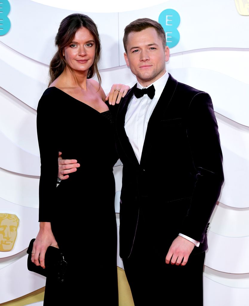 Emily Thomas y Taron Egerton en los BAFTA 2020 en Londres