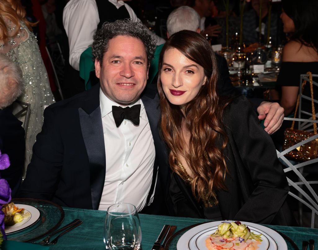Plano medio de María Valverde y Gustavo Dudamel en la cena de Los Angeles Philharmonic Gala 2023