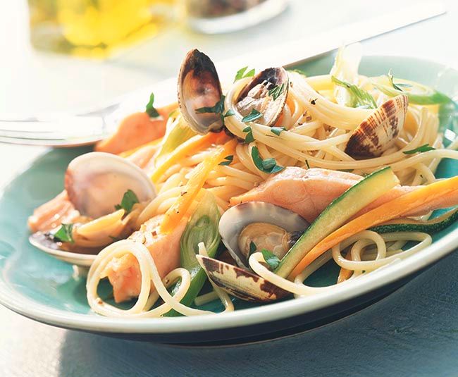 Espaguetis de salmón vegetales con Vongole