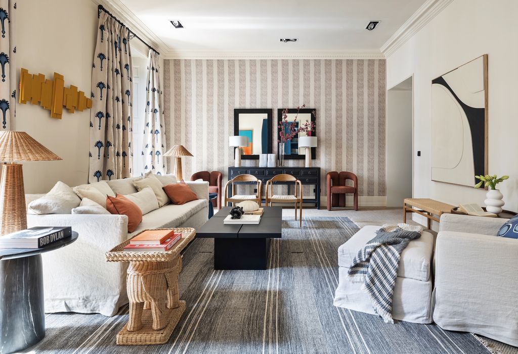 Salón con sofá blanco y alfombra blanca y azul.