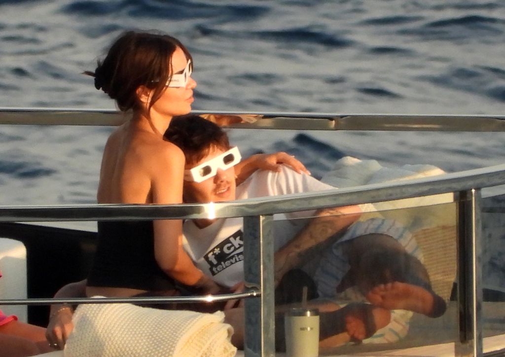 Jackie Apostel y Cruz Beckham contemplando el eclipse de sol.