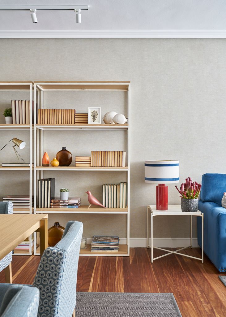 Estantería con libros al revés         