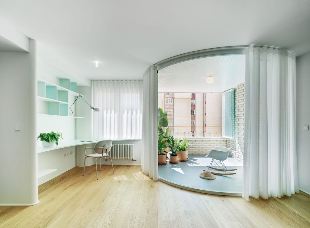 Terraza de diseño biofílico diseñada para imitar una postal de verano en cualquier época del año