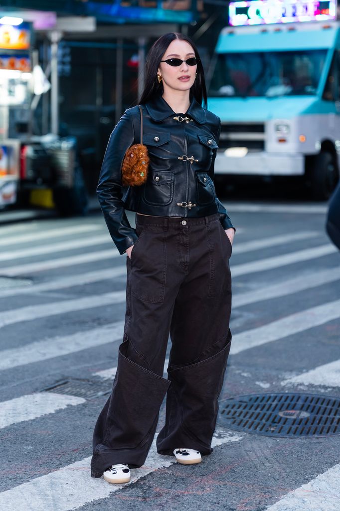 Lola Tung presume su nuevo 'look' en Nueva York.