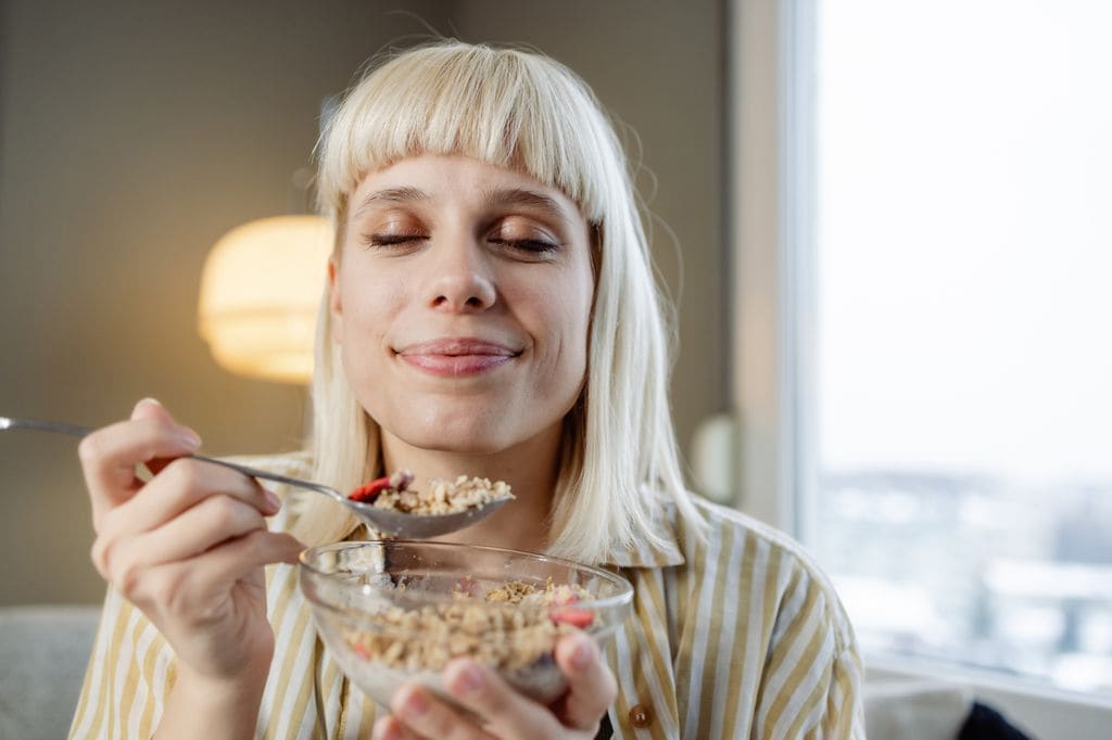 Mujer disfrutando de su comida