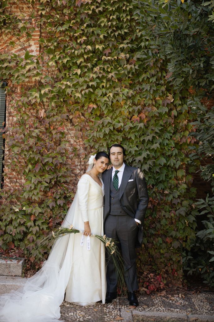 Vestido de novia de Sole Alonso con flor en el pelo