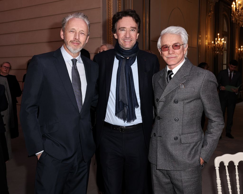El marido de la diseñadora, Alasdhair Willis, junto a Antoine Arnault y Baz Luhrmann