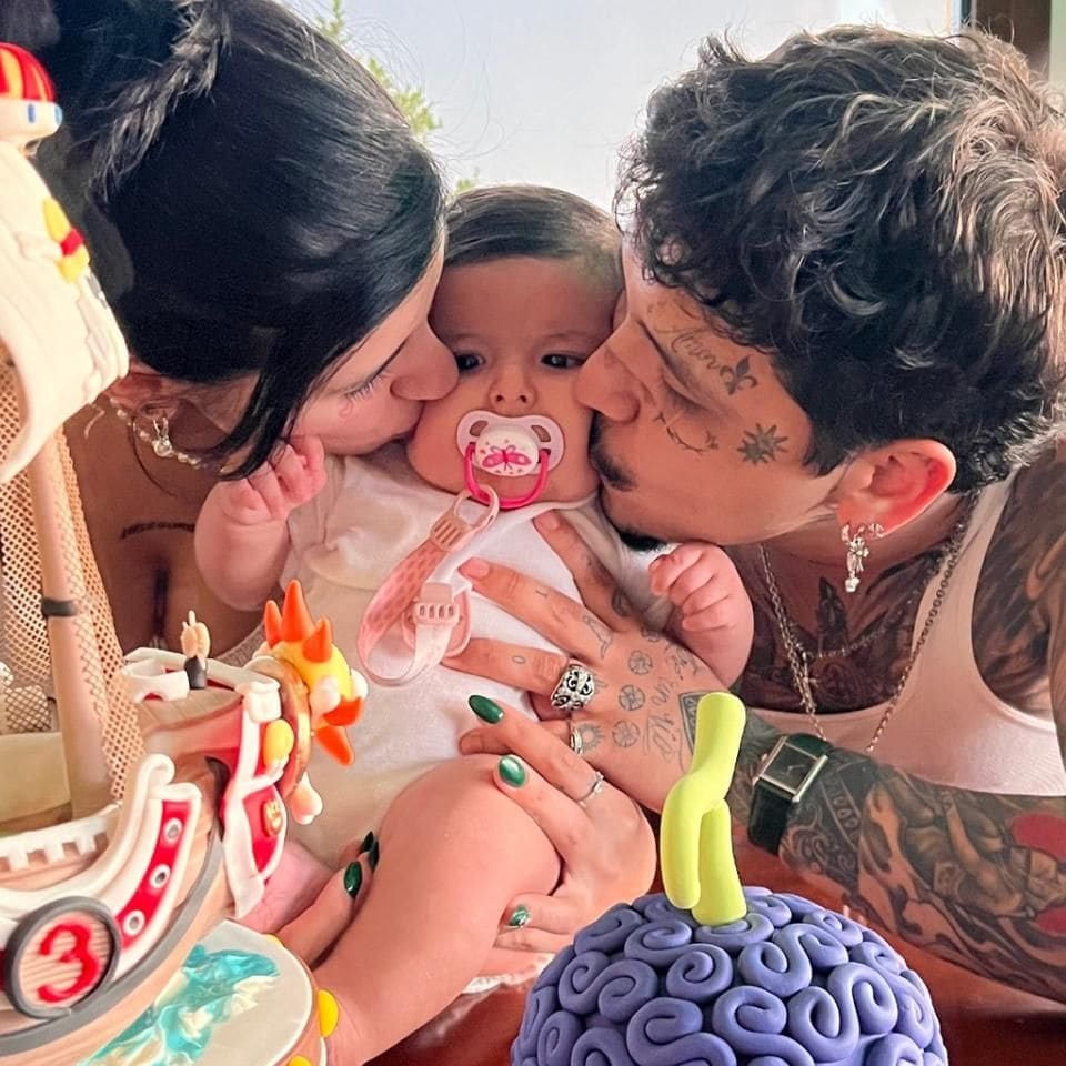 cazzu y nodal con su hija inti