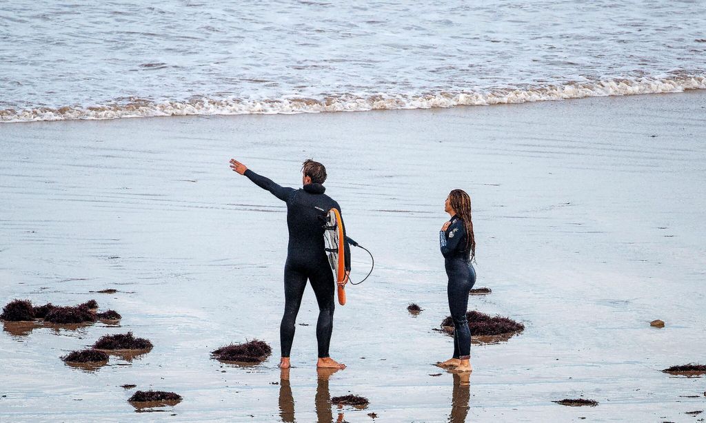 Shakira con su profesor de surf y sus hijos