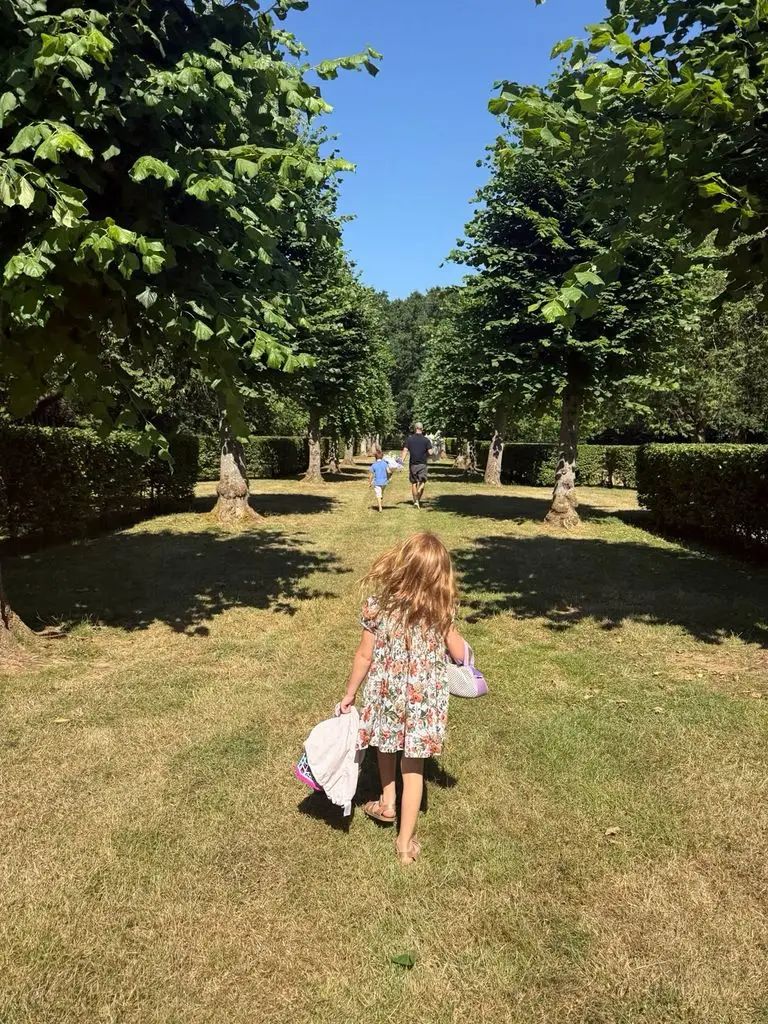 El duque y la duquesa, junto a sus dos hijos, la princesa Lilibet y el príncipe Archie, fueron fotografiados con ofrendas florales en Althorp