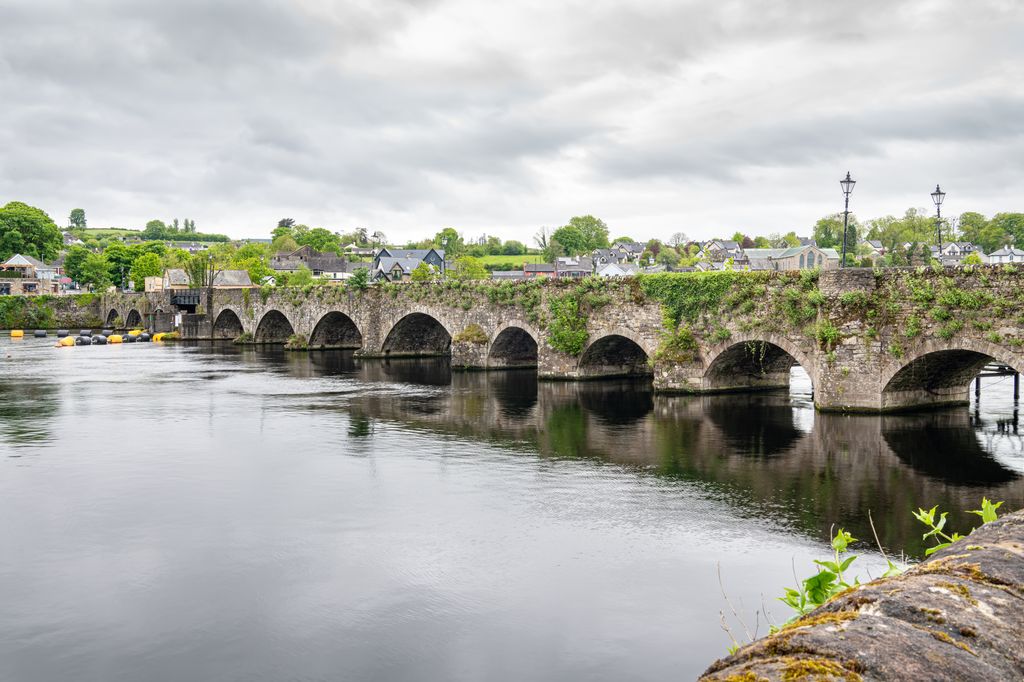 Puente de trece arcos que une Killaloe con Ballina