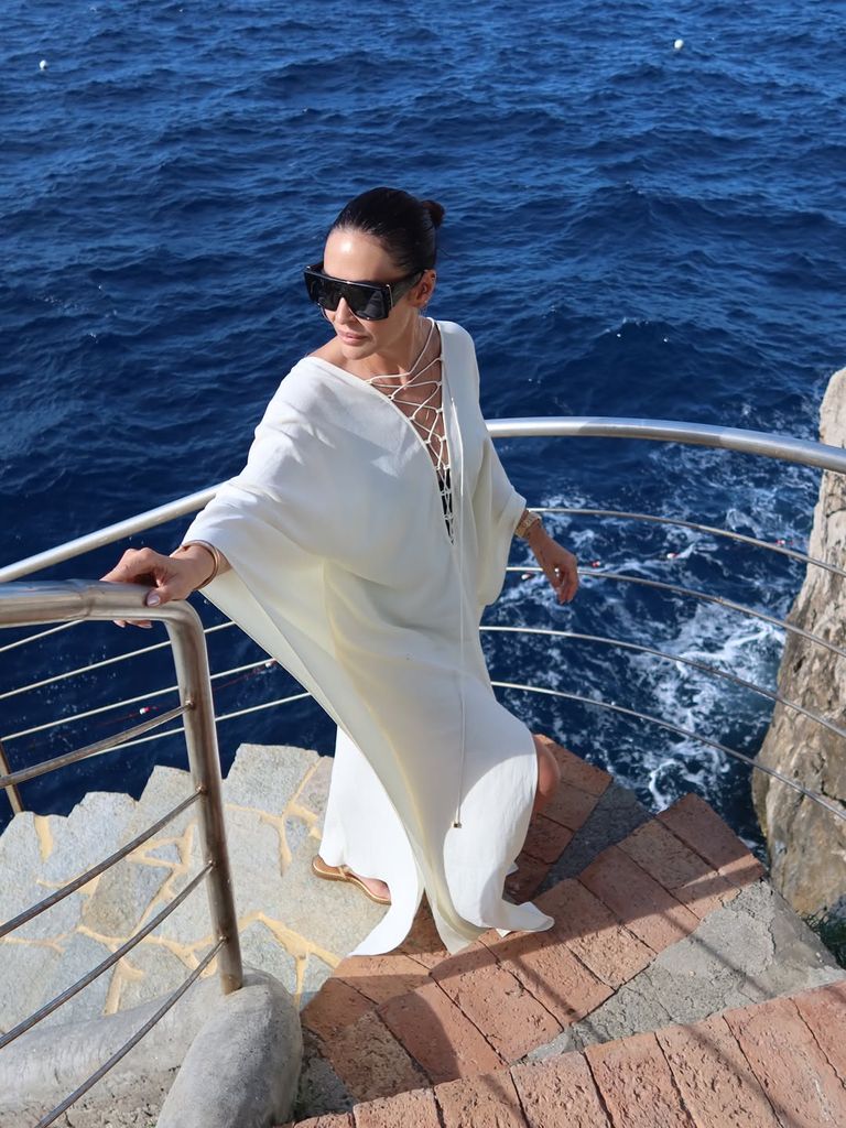 Vicky Martín Berrocal se adelanta al verano con un caftán blanco en Capri, Italia, 2026.
