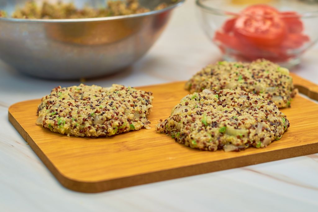 Cuece la quinoa antes de añadirla a tu masa de hamburguesa vegetal.