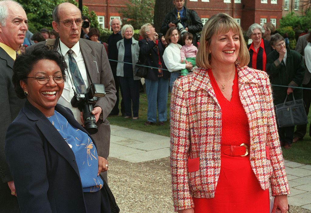 Sandy Henney durante una visita del Príncipe de Gales la Catedral de Winchester